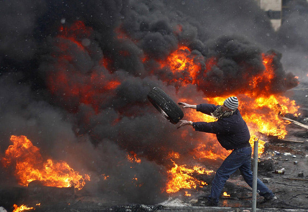 Фотография: Самые невероятные и удивительные фотографии противостояния в Украине №11 - BigPicture.ru