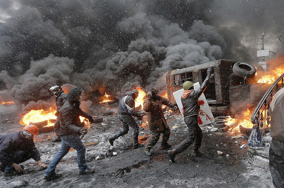 Фотография: Самые невероятные и удивительные фотографии противостояния в Украине №12 - BigPicture.ru