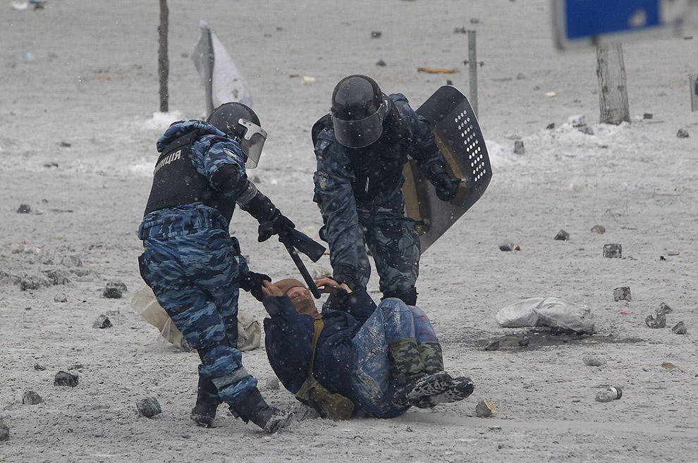 Фотография: Самые невероятные и удивительные фотографии противостояния в Украине №24 - BigPicture.ru