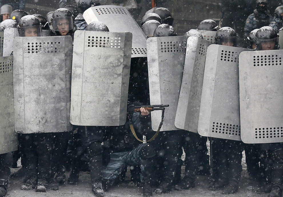 Фотография: Самые невероятные и удивительные фотографии противостояния в Украине №25 - BigPicture.ru