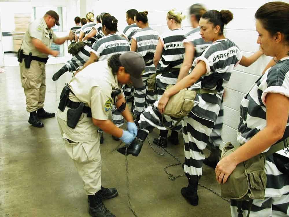 Фотография: Скованные одной цепью: арестантские будни женщин-заключенных в одной из тюрем США №8 - BigPicture.ru