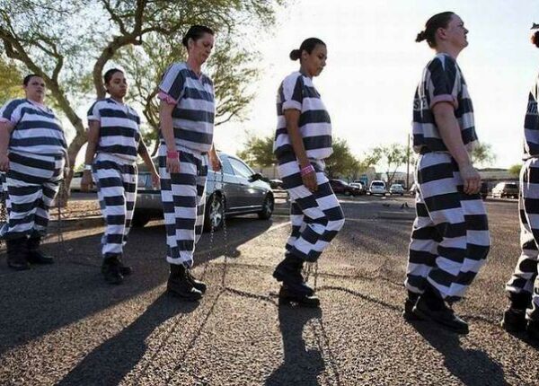 Скованные одной цепью: арестантские будни женщин-заключенных в одной из тюрем США