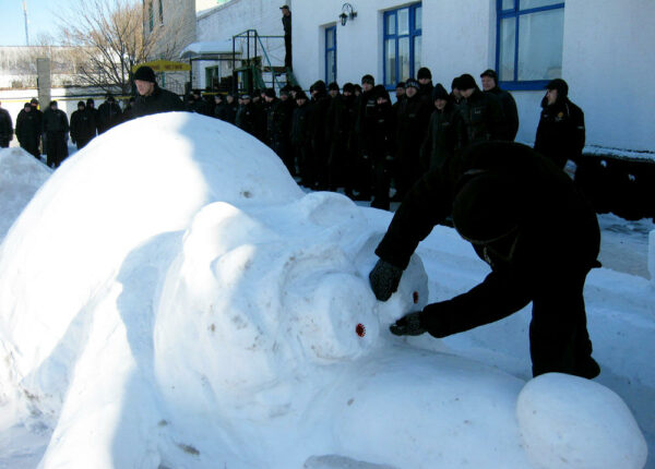 Треш и угар: Снежные скульптуры в колониях Украины