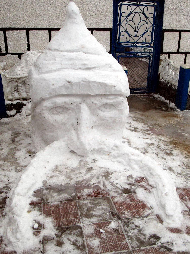Фотография: Треш и угар: Снежные скульптуры в колониях Украины №10 - BigPicture.ru