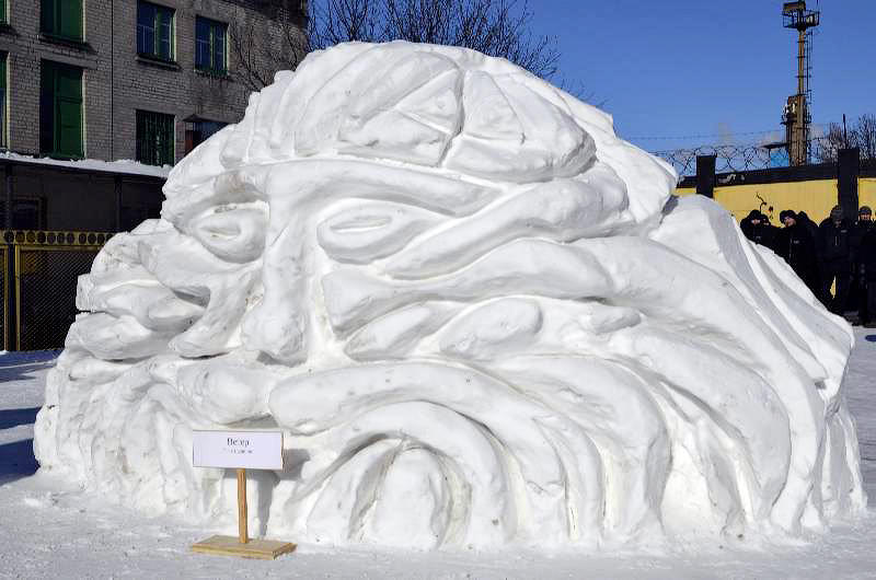 Фотография: Треш и угар: Снежные скульптуры в колониях Украины №15 - BigPicture.ru