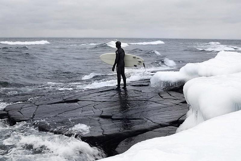 Фотография: Невероятные фото серфинга в полузамерзшем озере №7 - BigPicture.ru