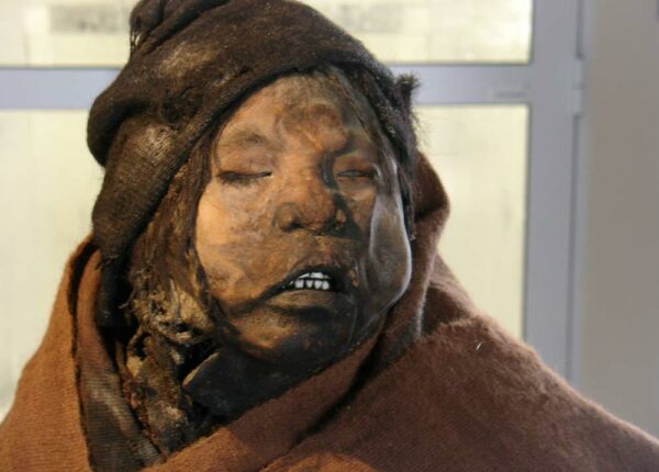 Инкские мумии принесенных в жертву детей и женщин