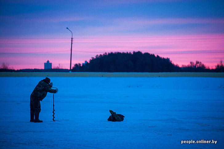 Фотография: Тест на настоящего мужика: репортаж с зимней рыбалки на Минском море №3 - BigPicture.ru