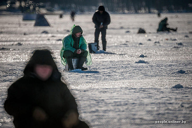 Фотография: Тест на настоящего мужика: репортаж с зимней рыбалки на Минском море №8 - BigPicture.ru