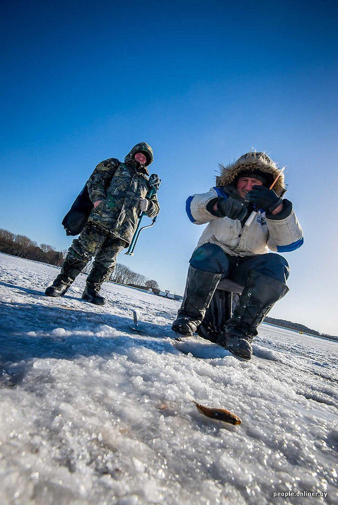 Фотография: Тест на настоящего мужика: репортаж с зимней рыбалки на Минском море №13 - BigPicture.ru