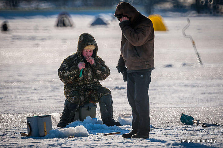 Фотография: Тест на настоящего мужика: репортаж с зимней рыбалки на Минском море №14 - BigPicture.ru