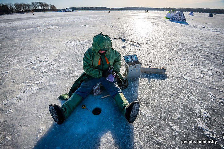 Фотография: Тест на настоящего мужика: репортаж с зимней рыбалки на Минском море №15 - BigPicture.ru