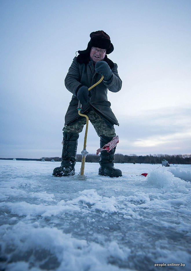 Фотография: Тест на настоящего мужика: репортаж с зимней рыбалки на Минском море №16 - BigPicture.ru