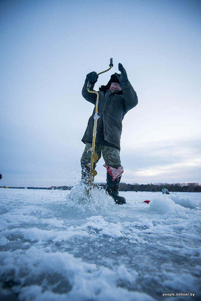 Фотография: Тест на настоящего мужика: репортаж с зимней рыбалки на Минском море №17 - BigPicture.ru