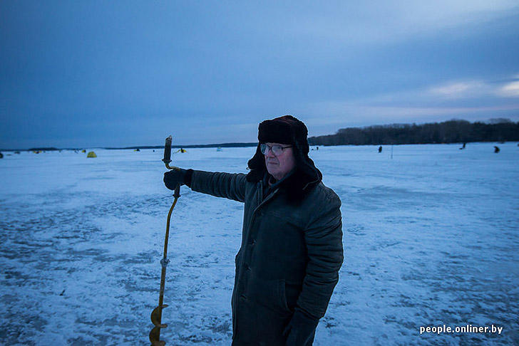 Фотография: Тест на настоящего мужика: репортаж с зимней рыбалки на Минском море №18 - BigPicture.ru