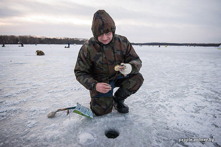 Фотография: Тест на настоящего мужика: репортаж с зимней рыбалки на Минском море №20 - BigPicture.ru