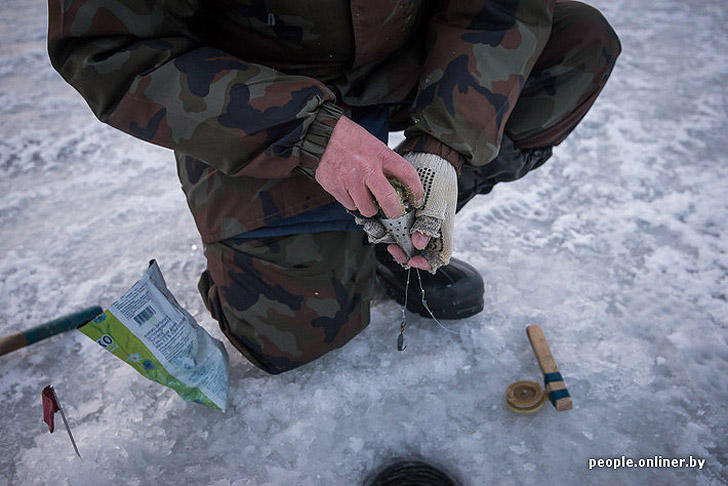 Фотография: Тест на настоящего мужика: репортаж с зимней рыбалки на Минском море №21 - BigPicture.ru