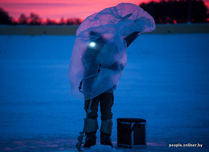 Фотография: Тест на настоящего мужика: репортаж с зимней рыбалки на Минском море №24 - BigPicture.ru