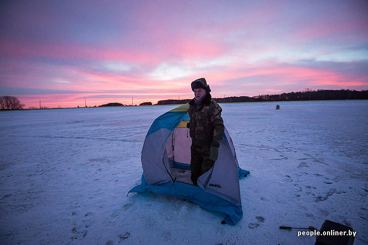 Фотография: Тест на настоящего мужика: репортаж с зимней рыбалки на Минском море №26 - BigPicture.ru