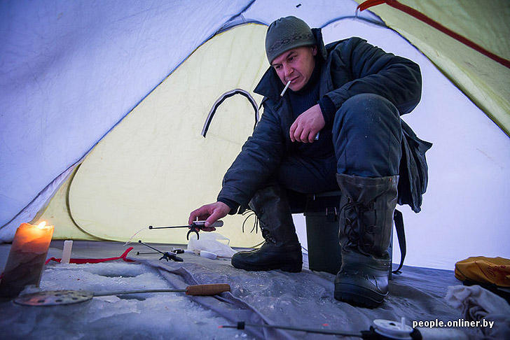 Фотография: Тест на настоящего мужика: репортаж с зимней рыбалки на Минском море №28 - BigPicture.ru