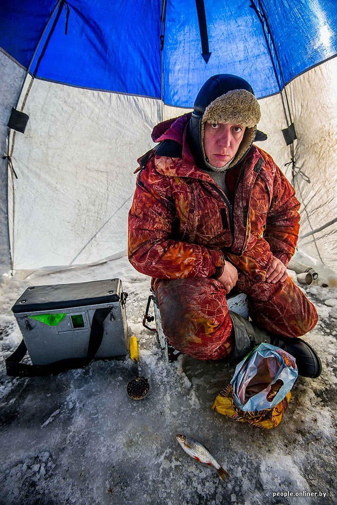 Фотография: Тест на настоящего мужика: репортаж с зимней рыбалки на Минском море №30 - BigPicture.ru