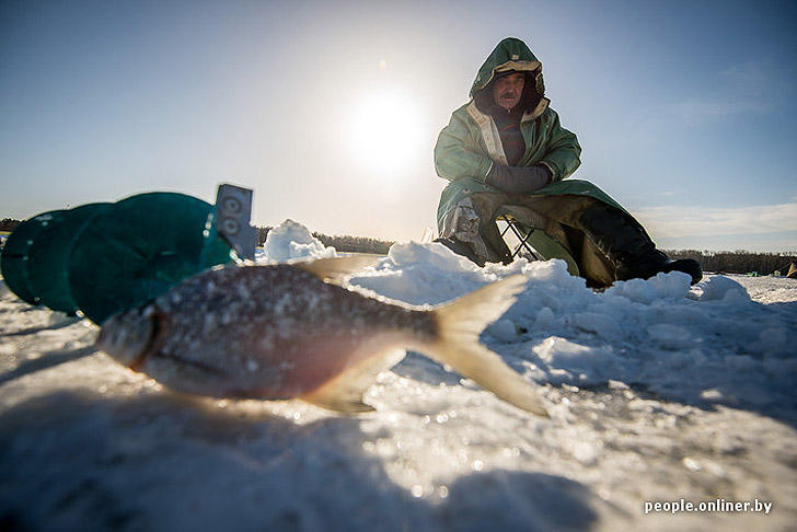 Фотография: Тест на настоящего мужика: репортаж с зимней рыбалки на Минском море №37 - BigPicture.ru