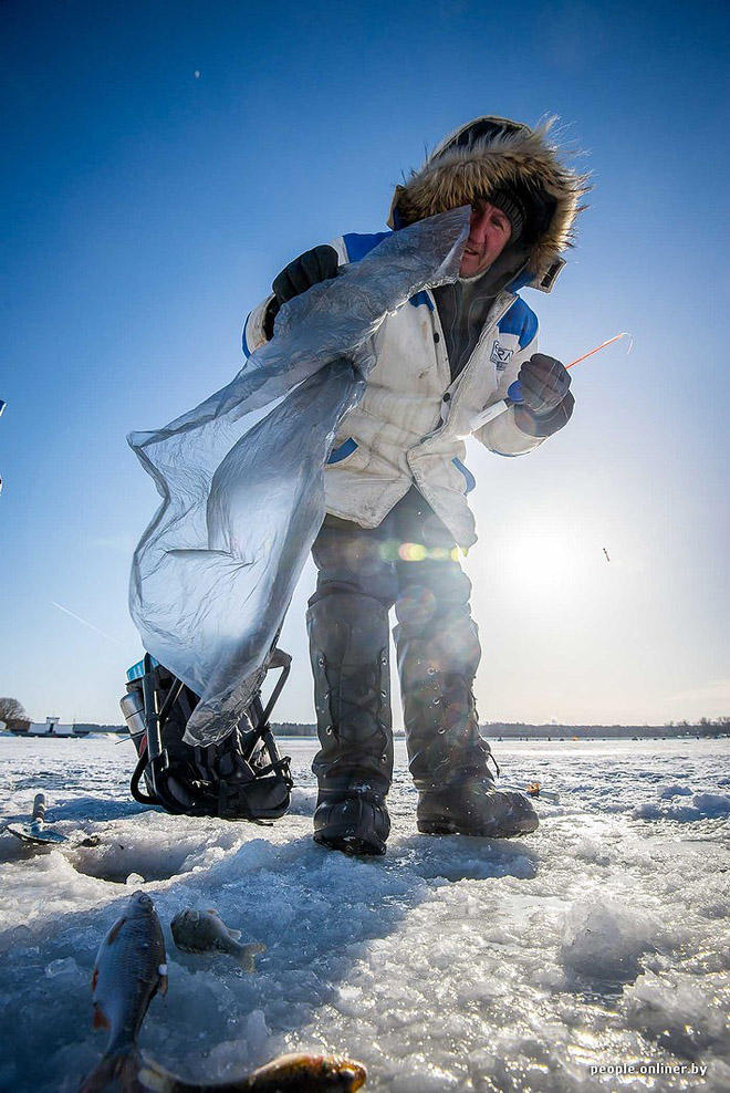 Фотография: Тест на настоящего мужика: репортаж с зимней рыбалки на Минском море №38 - BigPicture.ru