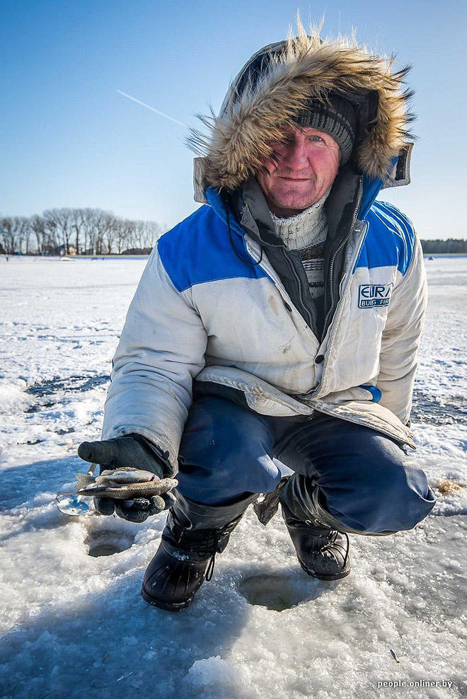 Фотография: Тест на настоящего мужика: репортаж с зимней рыбалки на Минском море №39 - BigPicture.ru