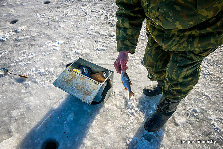Фотография: Тест на настоящего мужика: репортаж с зимней рыбалки на Минском море №41 - BigPicture.ru