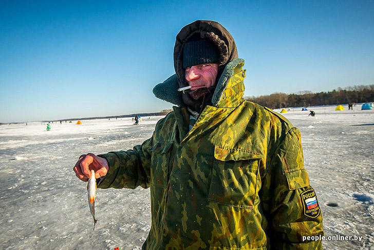 Фотография: Тест на настоящего мужика: репортаж с зимней рыбалки на Минском море №42 - BigPicture.ru