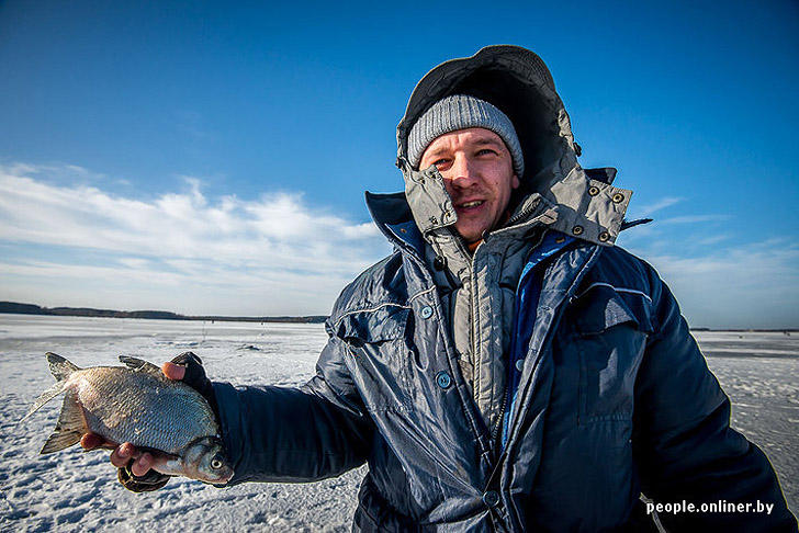 Фотография: Тест на настоящего мужика: репортаж с зимней рыбалки на Минском море №44 - BigPicture.ru