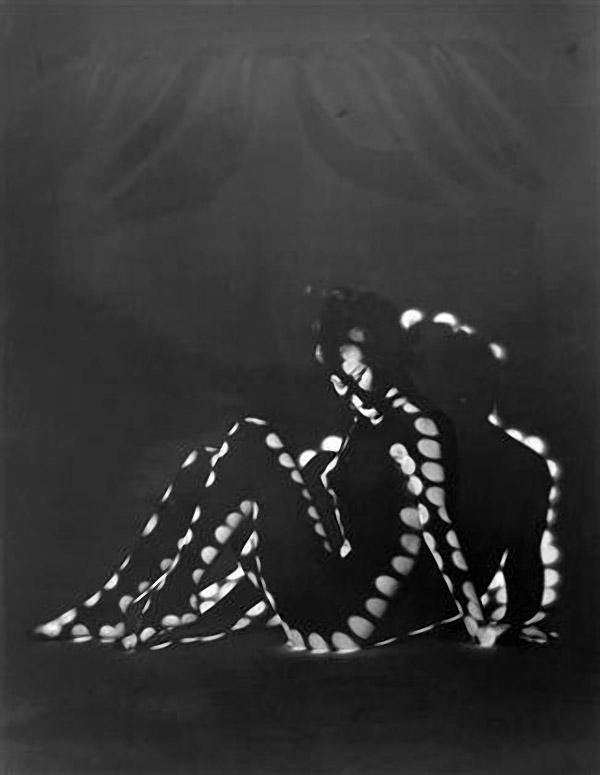 Фотография: Одетая в тень: эротические фотографии с игрой света и тени №4 - BigPicture.ru