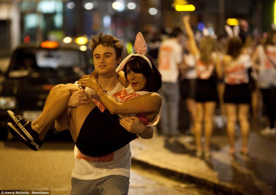 Фотография: Полуголые пьяные студенты Британии - вот как прошла 