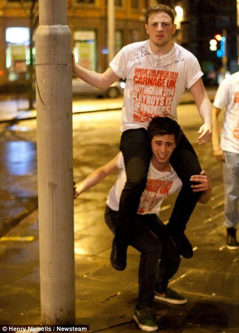 Фотография: Полуголые пьяные студенты Британии - вот как прошла 