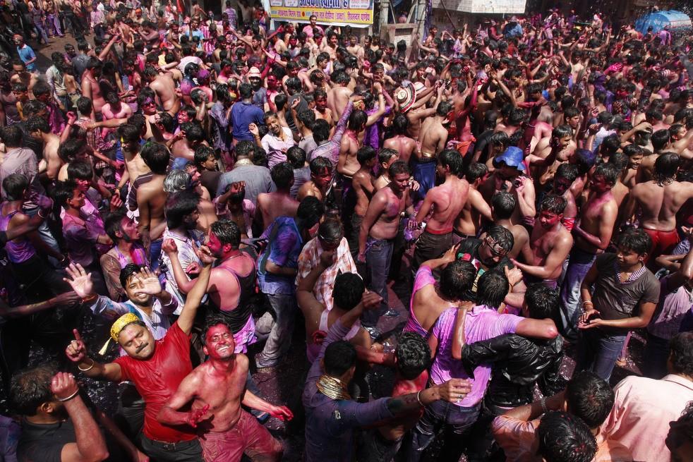 Фотография: 15 незабываемых моментов Холи - бенгальского Нового года №9 - BigPicture.ru