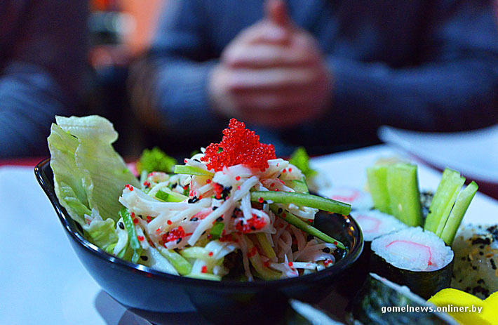 Фотография: Эксперимент: настоящий японец пробовал настоящие гомельские суши №2 - BigPicture.ru