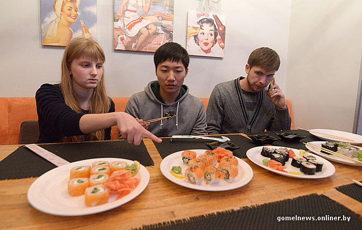 Фотография: Эксперимент: настоящий японец пробовал настоящие гомельские суши №5 - BigPicture.ru