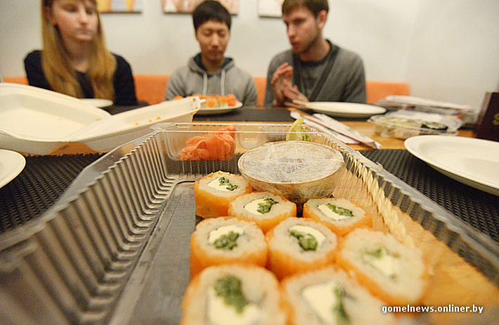 Фотография: Эксперимент: настоящий японец пробовал настоящие гомельские суши №6 - BigPicture.ru