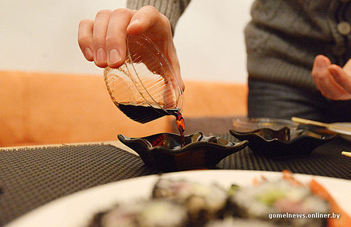 Фотография: Эксперимент: настоящий японец пробовал настоящие гомельские суши №7 - BigPicture.ru