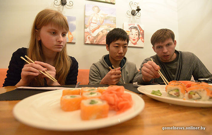 Фотография: Эксперимент: настоящий японец пробовал настоящие гомельские суши №9 - BigPicture.ru