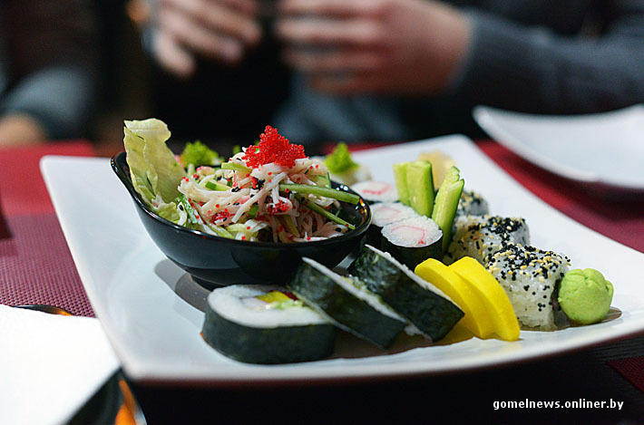 Фотография: Эксперимент: настоящий японец пробовал настоящие гомельские суши №10 - BigPicture.ru