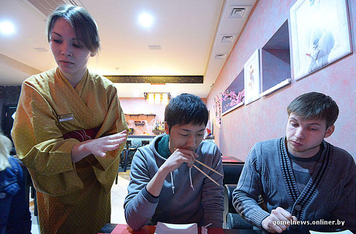 Фотография: Эксперимент: настоящий японец пробовал настоящие гомельские суши №11 - BigPicture.ru