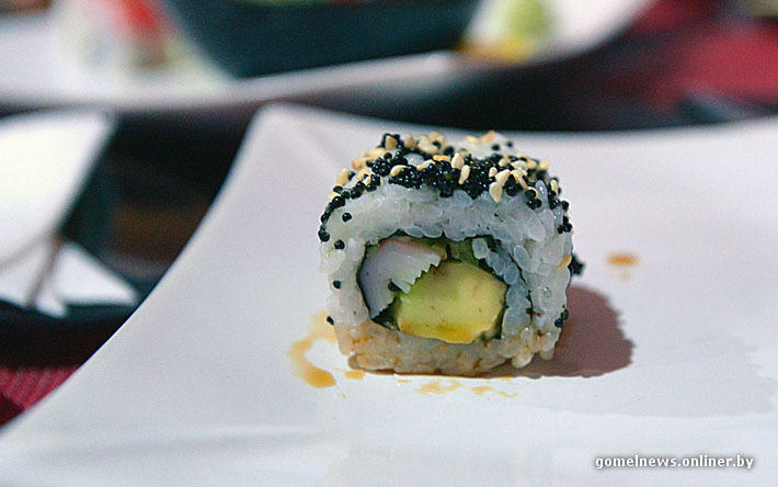 Фотография: Эксперимент: настоящий японец пробовал настоящие гомельские суши №12 - BigPicture.ru