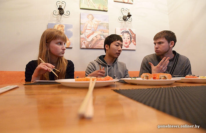 Фотография: Эксперимент: настоящий японец пробовал настоящие гомельские суши №15 - BigPicture.ru
