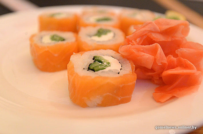 Фотография: Эксперимент: настоящий японец пробовал настоящие гомельские суши №16 - BigPicture.ru