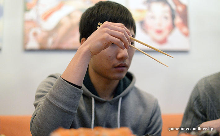 Фотография: Эксперимент: настоящий японец пробовал настоящие гомельские суши №18 - BigPicture.ru