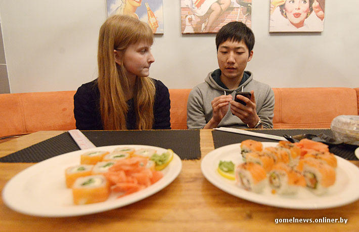 Фотография: Эксперимент: настоящий японец пробовал настоящие гомельские суши №19 - BigPicture.ru