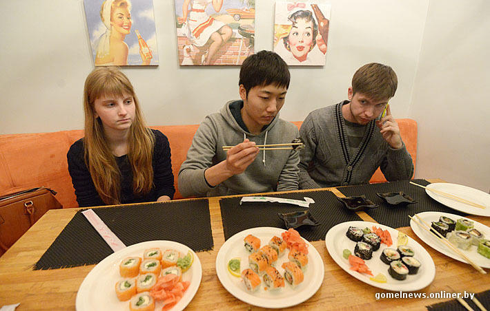 Фотография: Эксперимент: настоящий японец пробовал настоящие гомельские суши №21 - BigPicture.ru