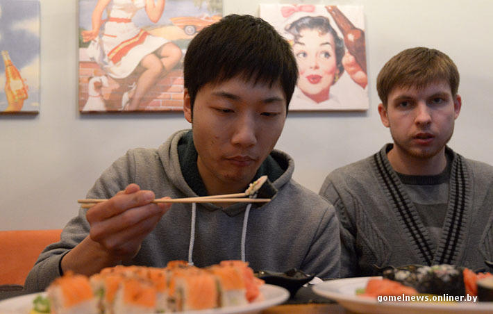 Фотография: Эксперимент: настоящий японец пробовал настоящие гомельские суши №22 - BigPicture.ru