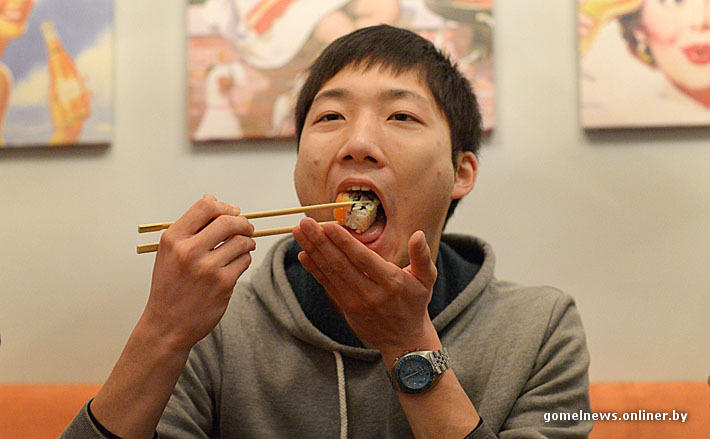 Фотография: Эксперимент: настоящий японец пробовал настоящие гомельские суши №23 - BigPicture.ru